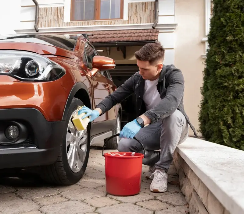 Lavage auto à domicile Camelin : professionnel intervenant sur un véhicule